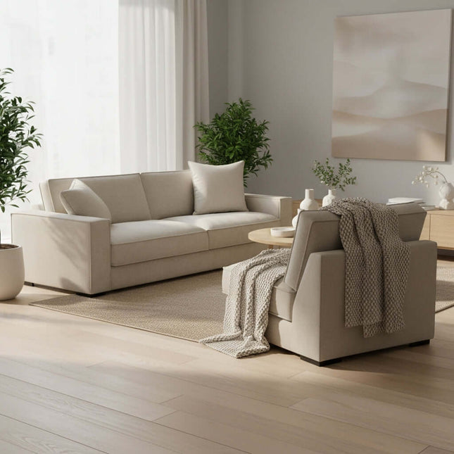 Stilingo smėlio spalvos audinio „Alabama 3XL“ sofa su šiuolaikišku dizainu, užtikrinančiu maksimalų komfortą.